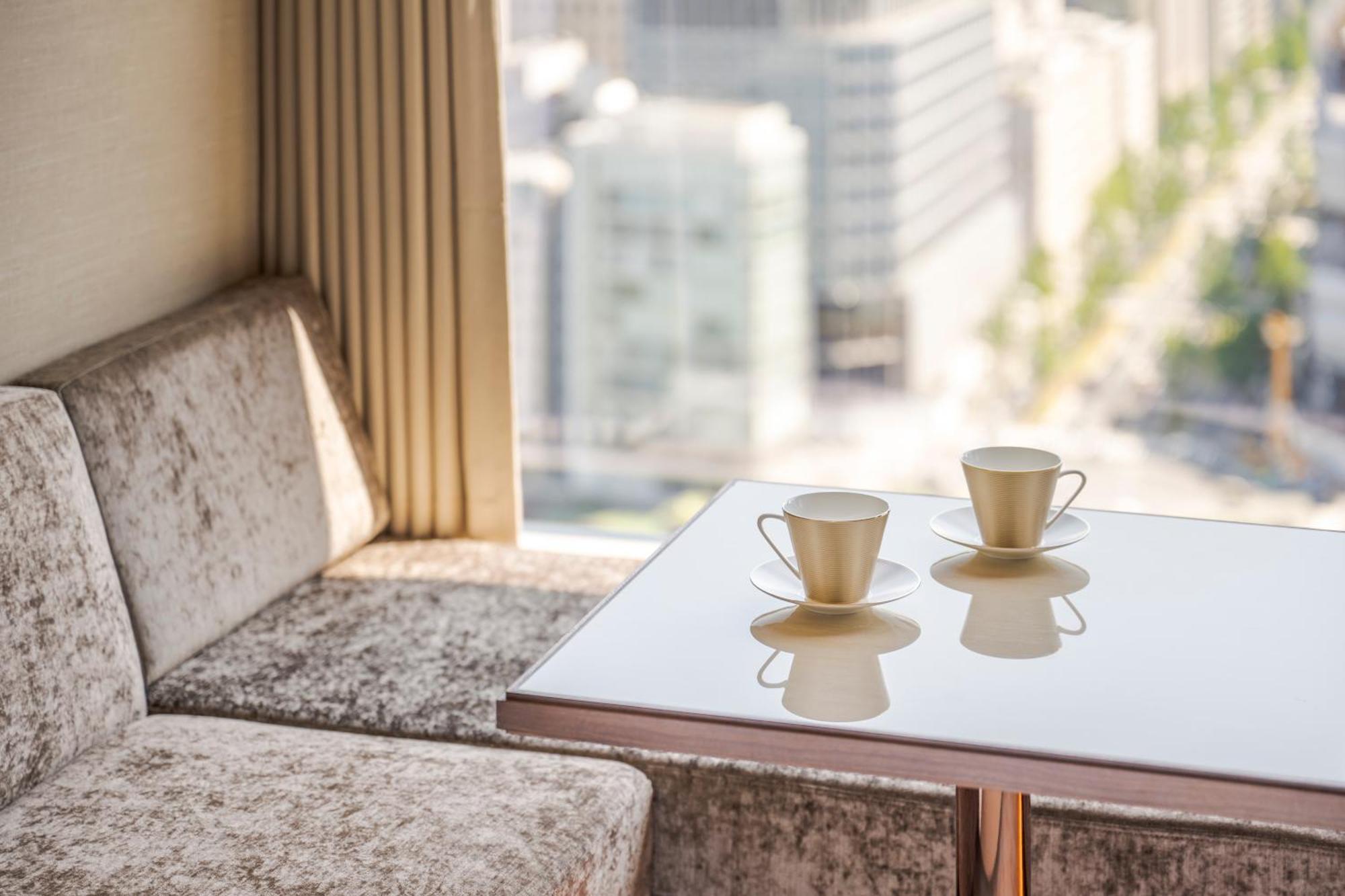 Candeo Hotels Osaka The Tower Zimmer foto A table with a glass top