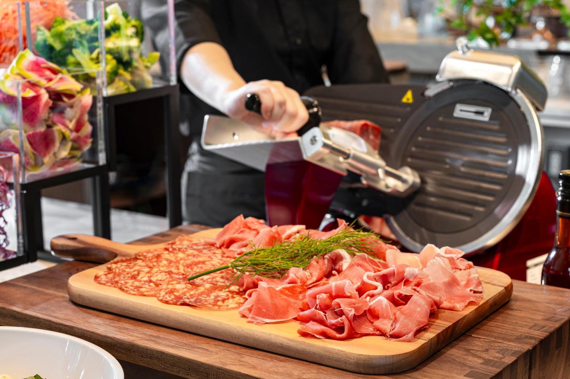 Candeo Hotels Osaka The Tower Exterior foto A deli slicer in action